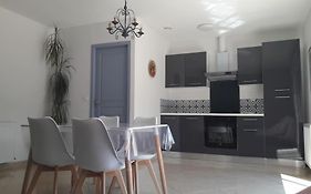 Maison Dans Une Propriete Avec Une Cour
