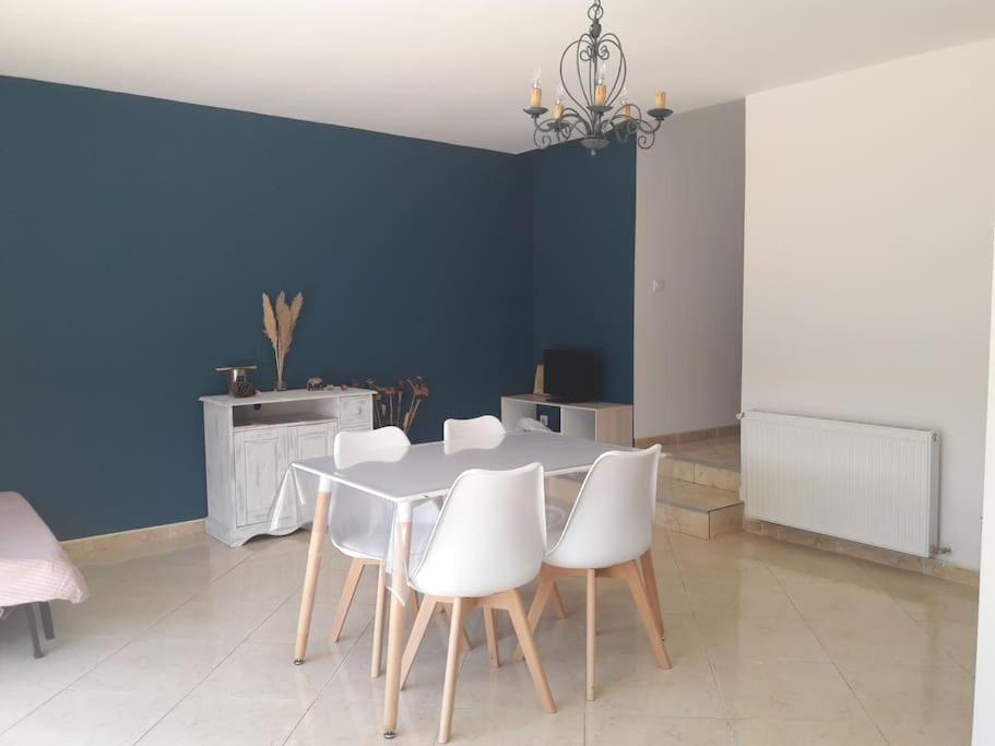 Maison Dans Une Propriete Avec Une Cour Corneilhan Extérieur photo