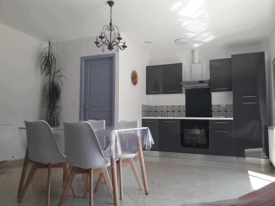Maison Dans Une Propriete Avec Une Cour Corneilhan Extérieur photo