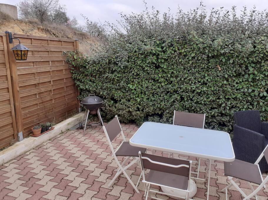 Maison Dans Une Propriete Avec Une Cour Corneilhan Extérieur photo